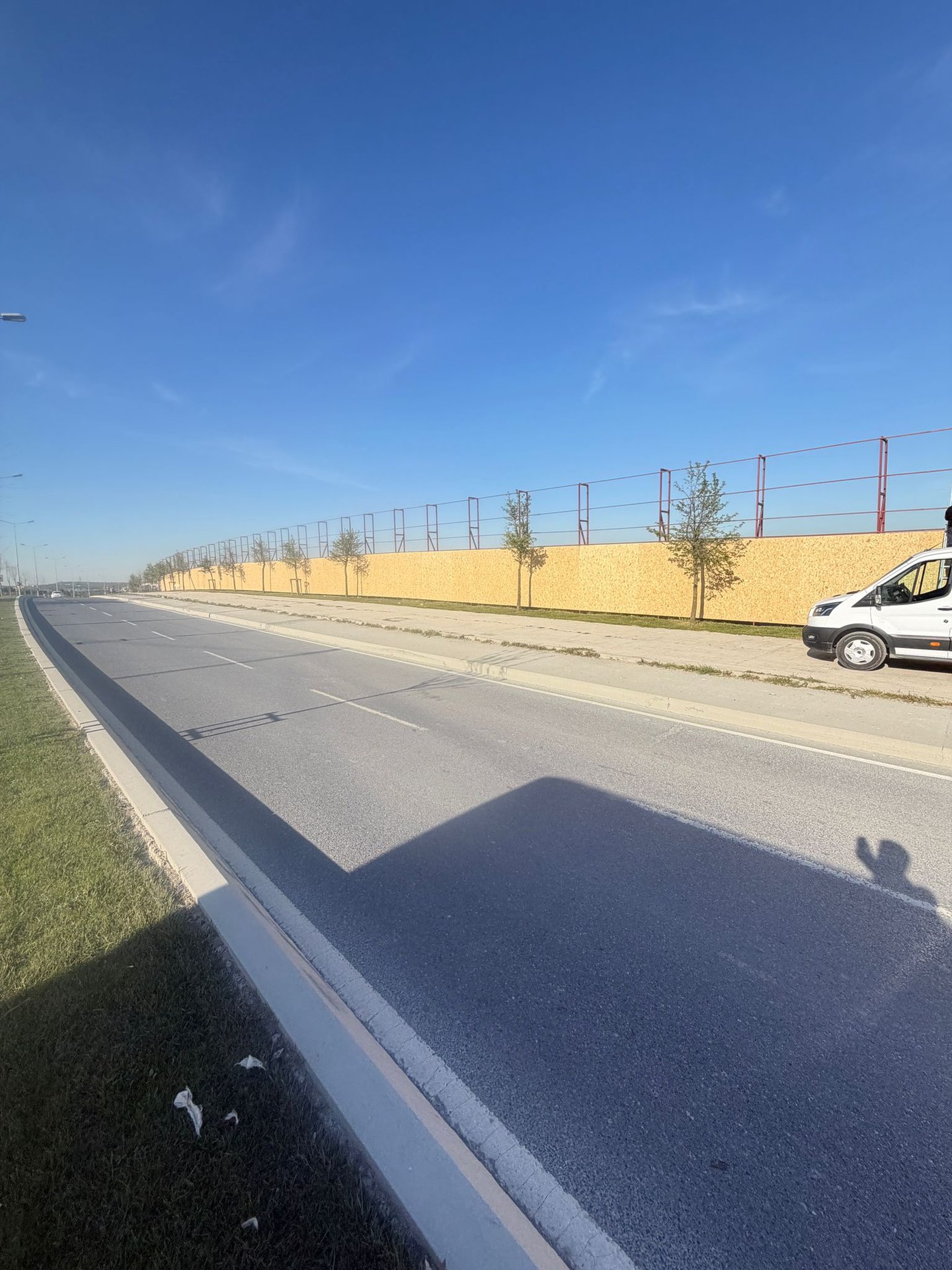 Üzeri demir korkuluklu OSB kapama duvarı - uzun cephe şantiye çevirme